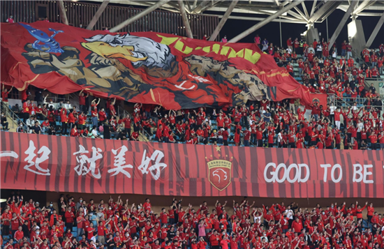上海德比吸引了众多球迷来到苏州支持自己的球队。